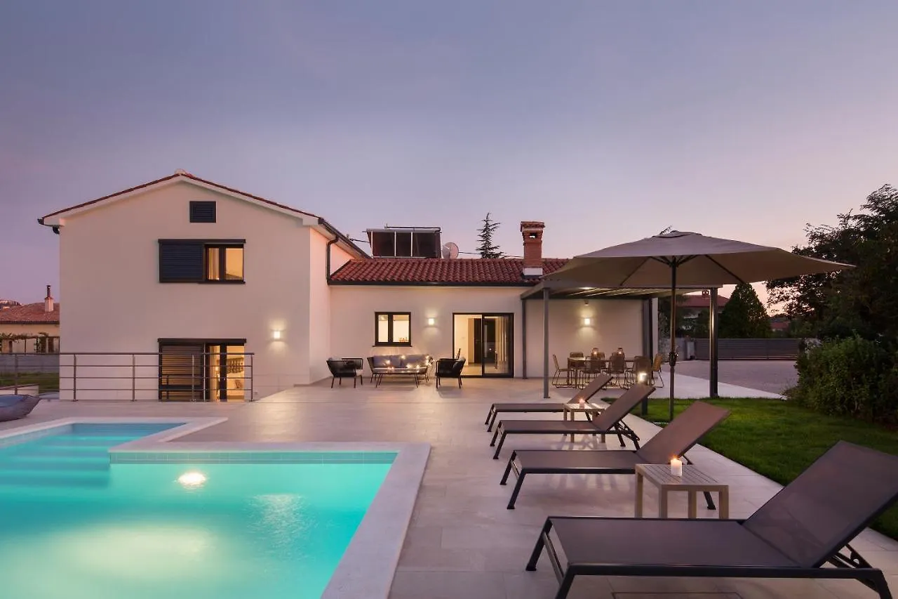 Villa Del Sol With Large Garden Perfect For Families ラビン